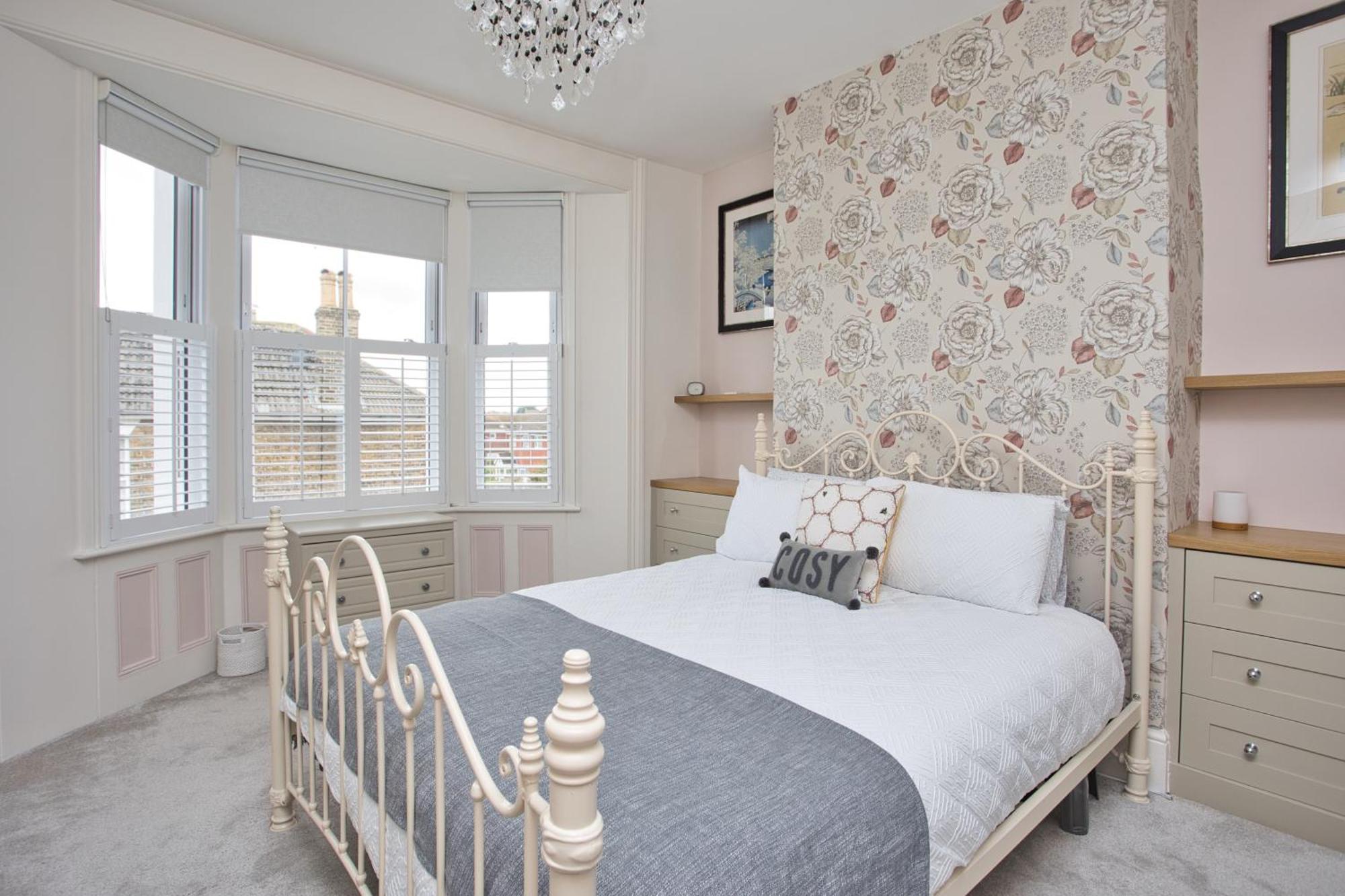 Spacious Seaside Escape In The Heart Of Deal, 4 Mins From The Beach Exterior photo