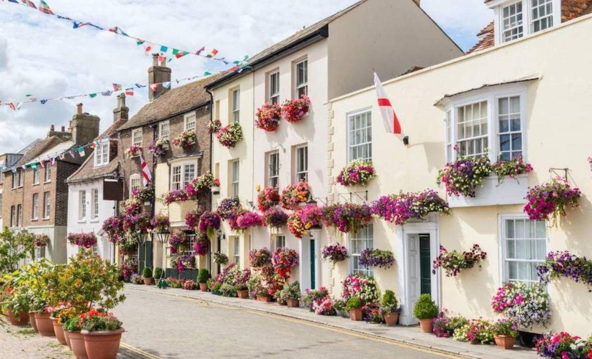 Spacious Seaside Escape In The Heart Of Deal, 4 Mins From The Beach Exterior photo